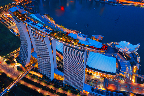 Vista aérea da cidade de Downtown Singapore na área de Marina Bay. Distrito financeiro e edifícios de arranha-céus à noite